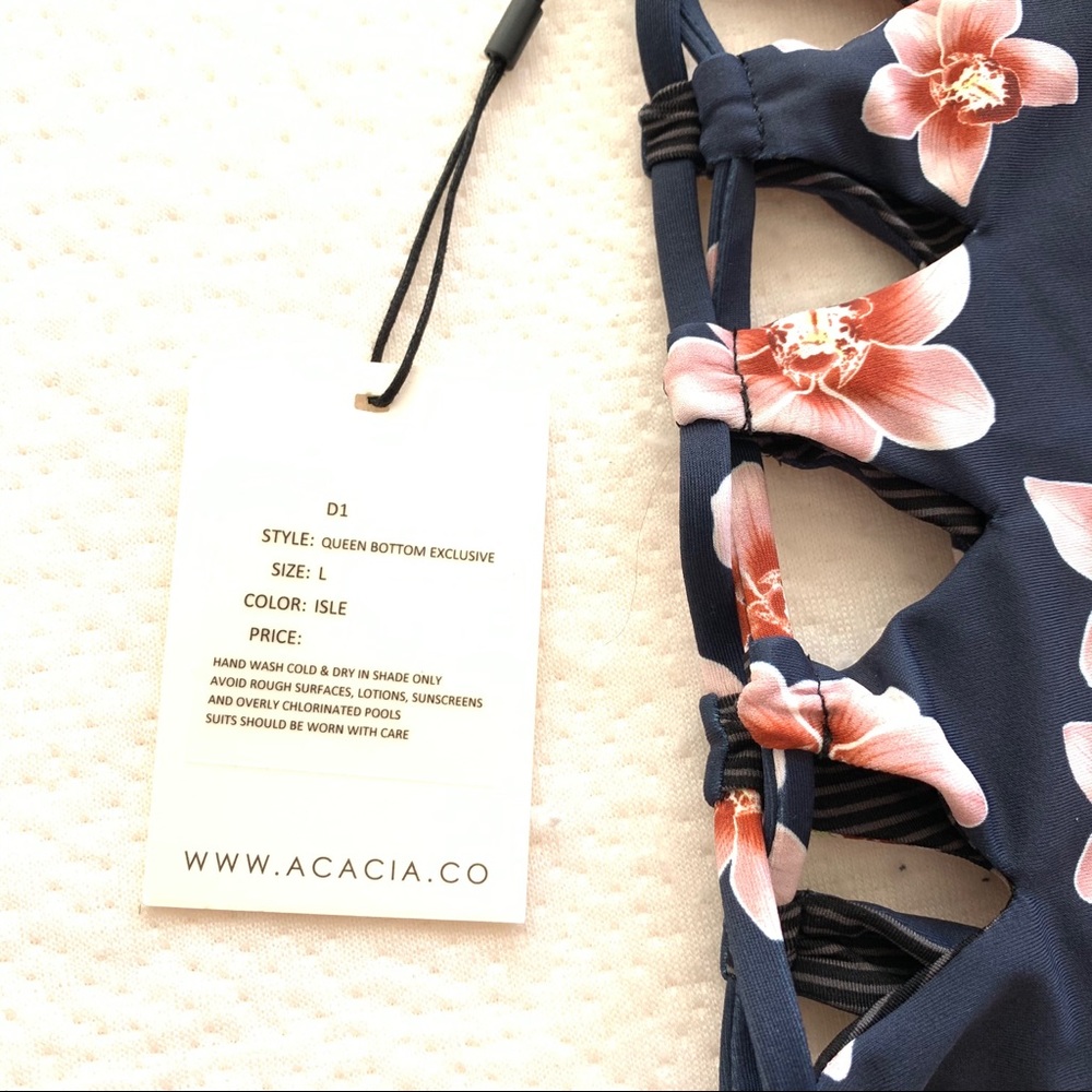 $250V Acacia Isle Set - Picture 3 of 3